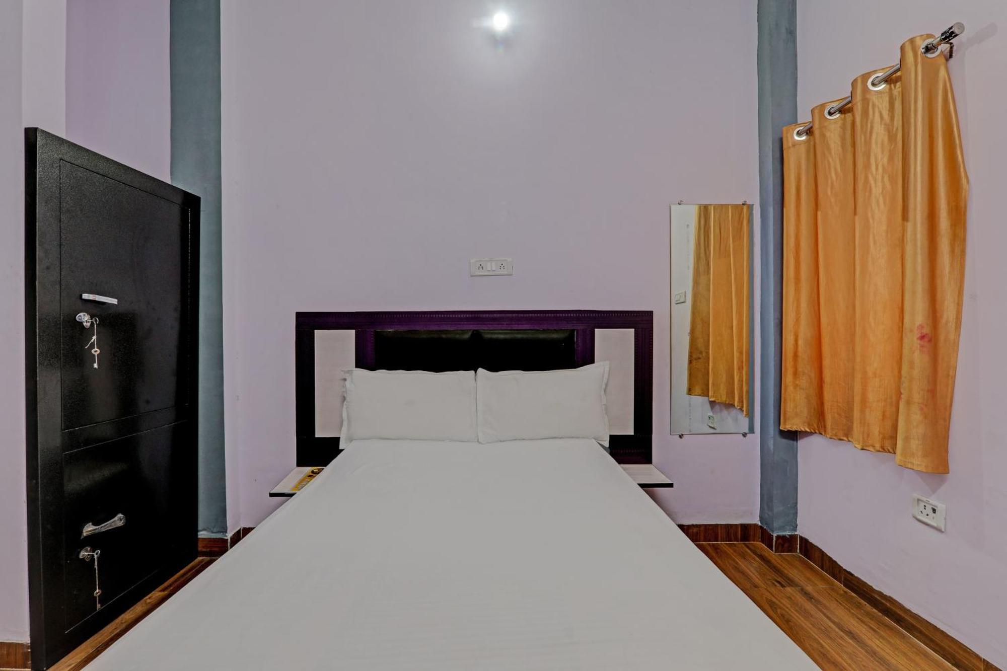 Oyo Hotel Crown Lakhnaú Exteriér fotografie