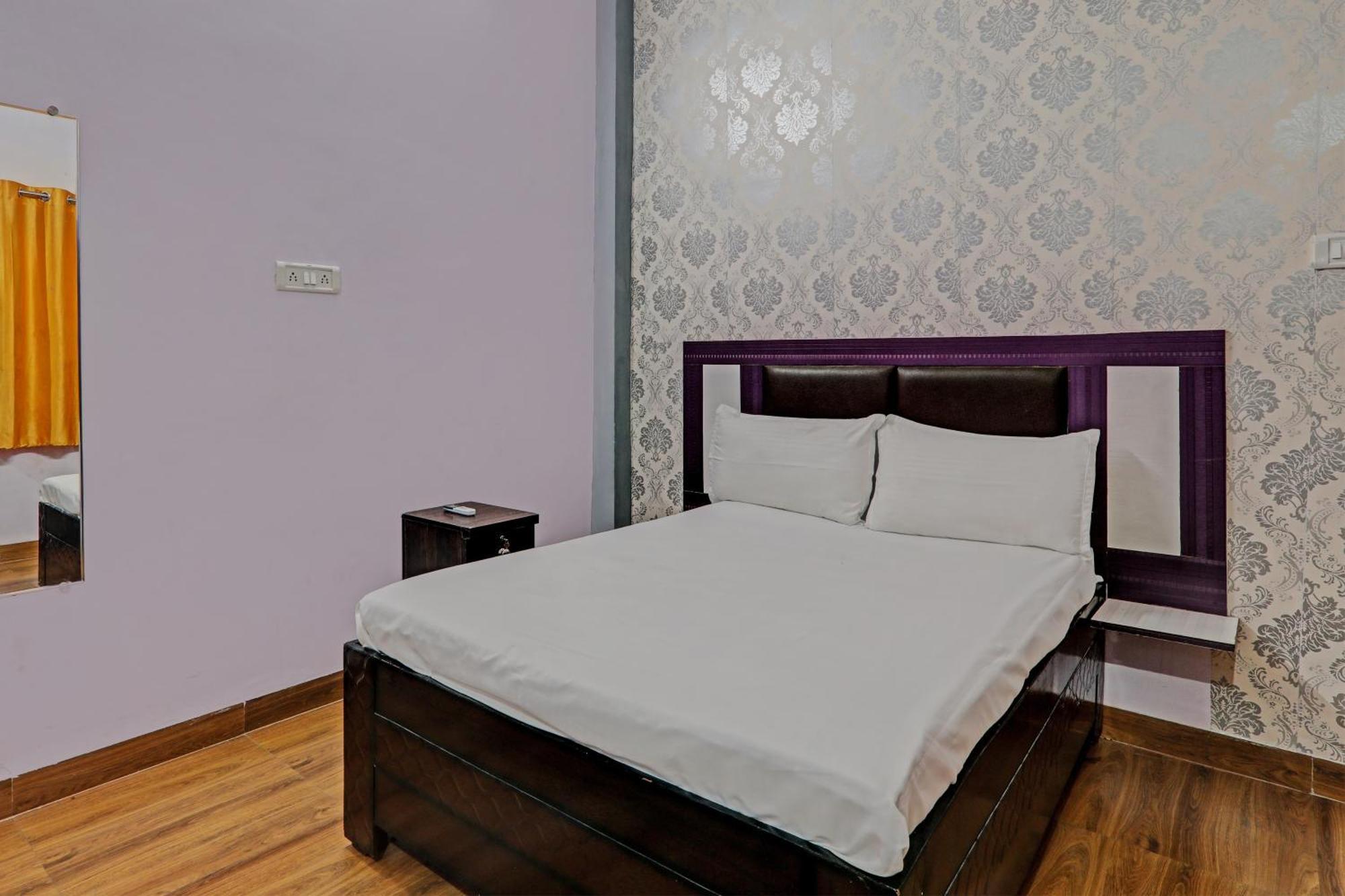 Oyo Hotel Crown Lakhnaú Exteriér fotografie