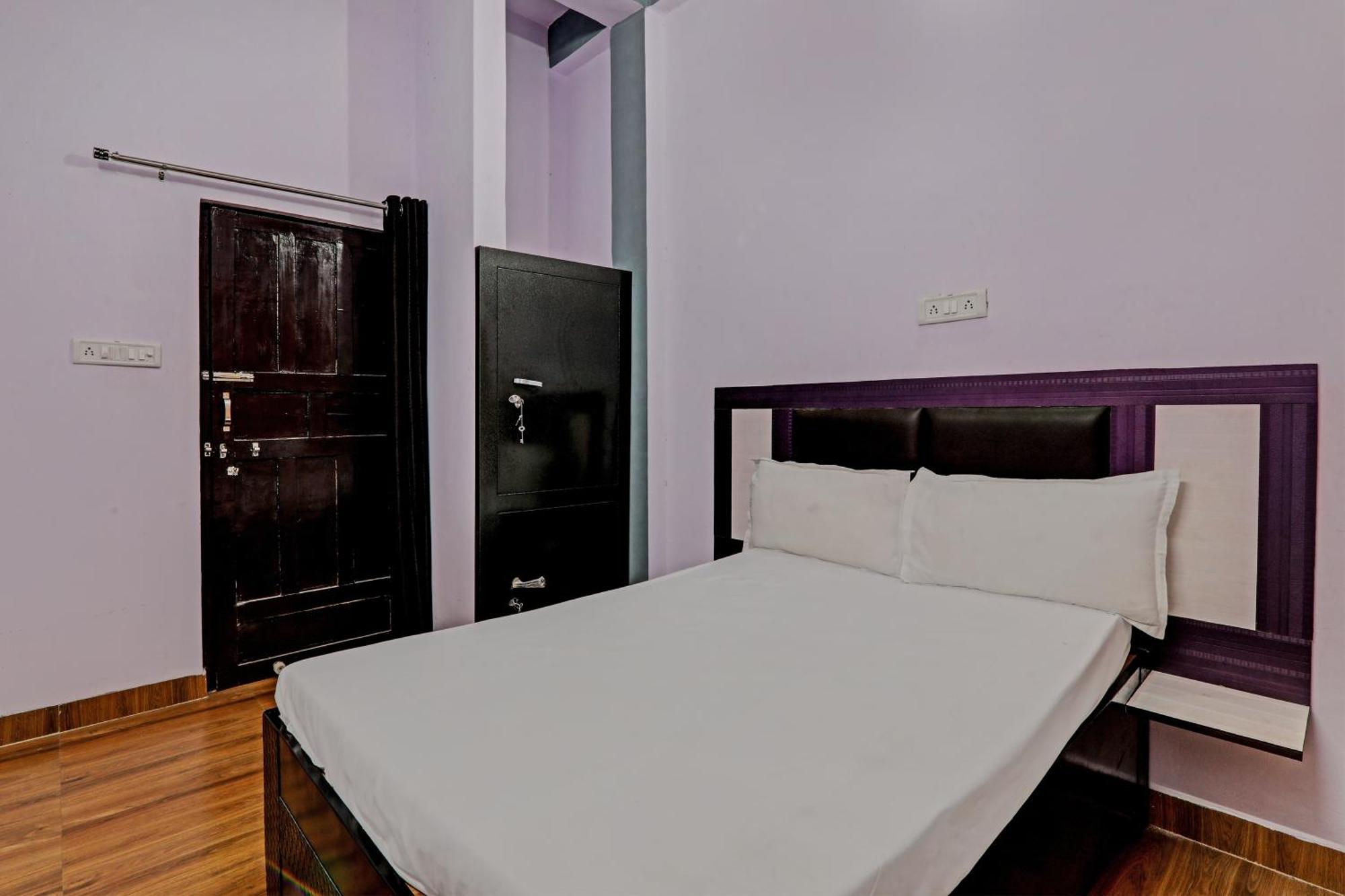 Oyo Hotel Crown Lakhnaú Exteriér fotografie