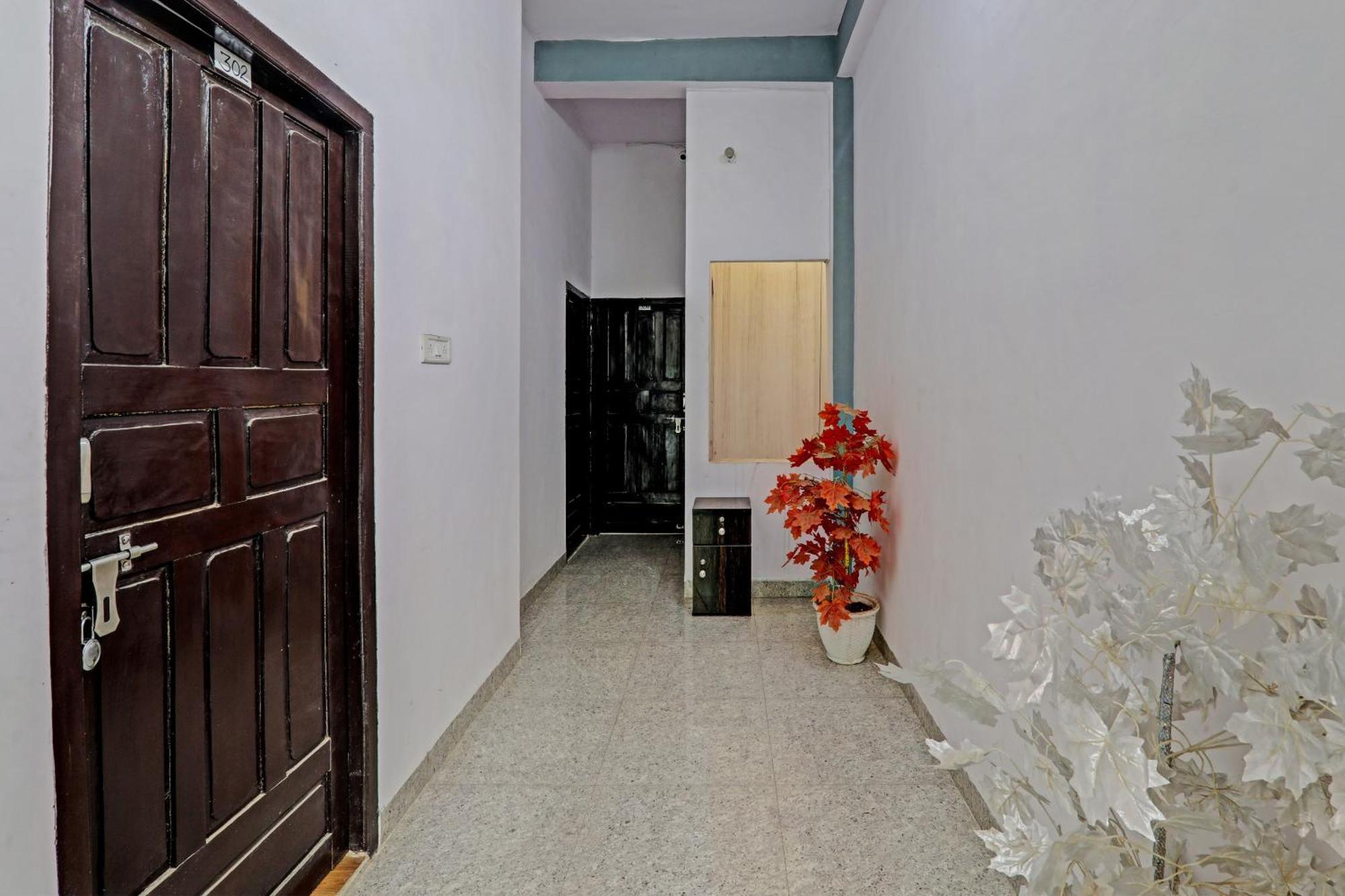 Oyo Hotel Crown Lakhnaú Exteriér fotografie
