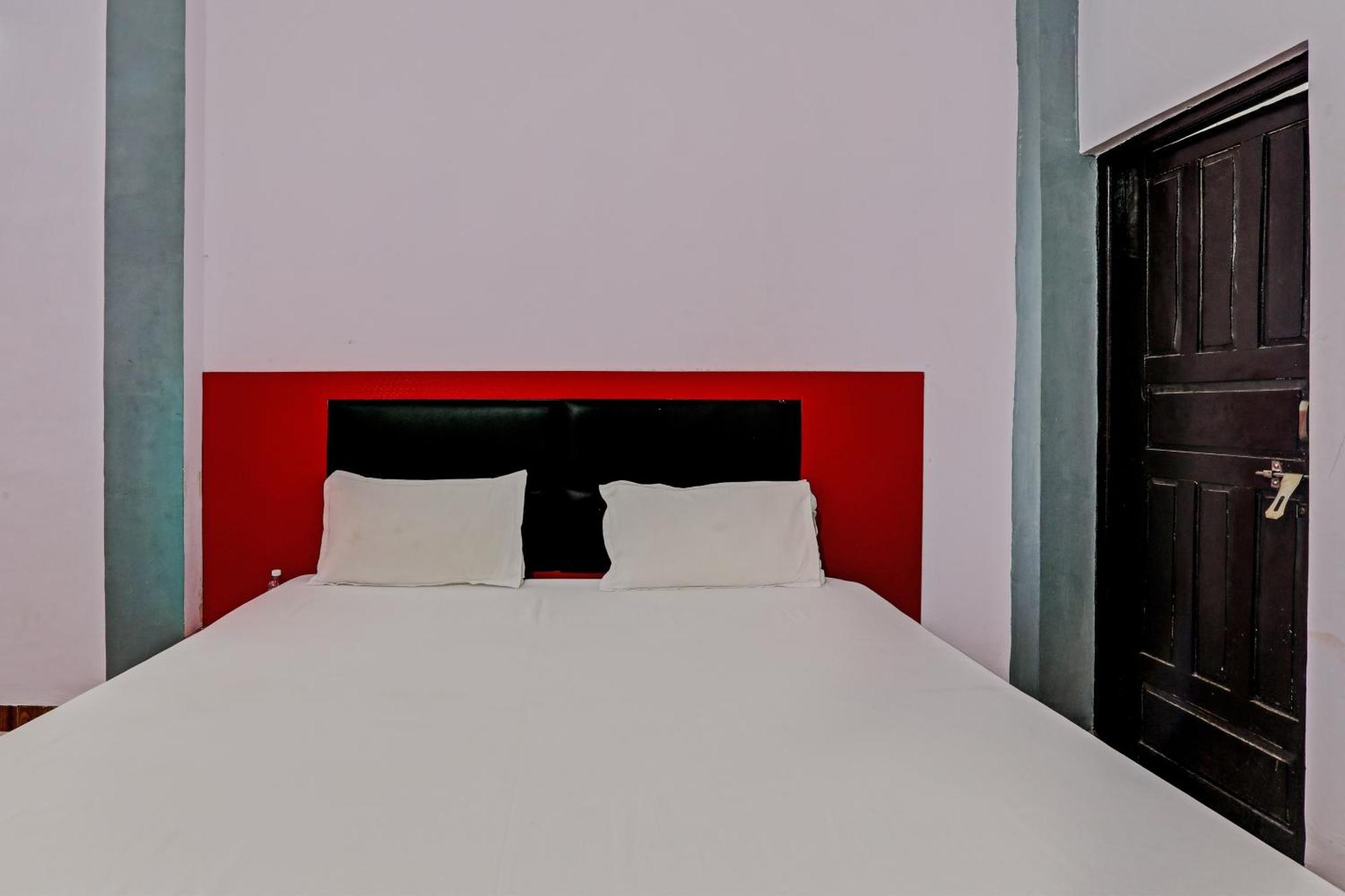 Oyo Hotel Crown Lakhnaú Exteriér fotografie