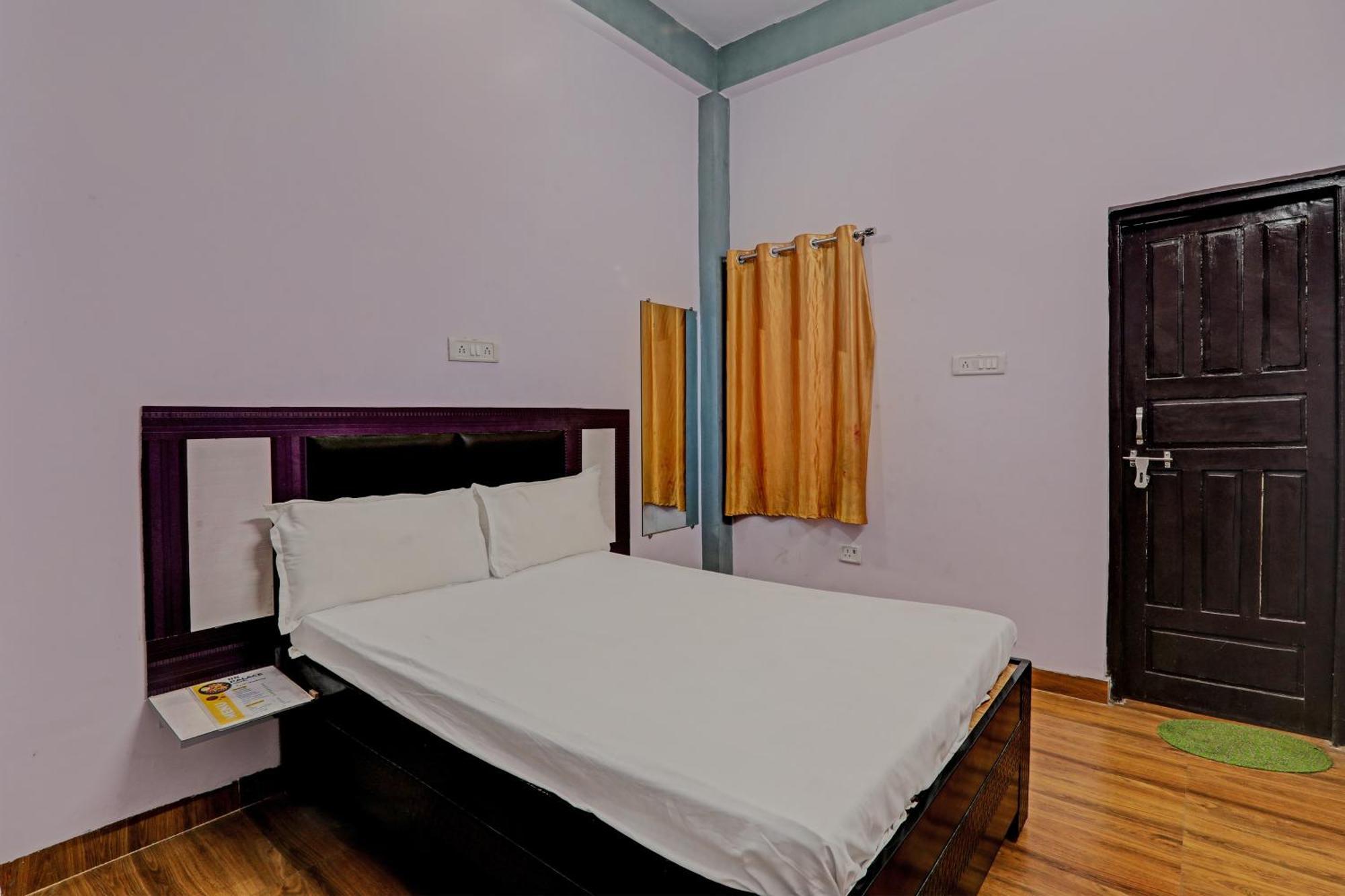 Oyo Hotel Crown Lakhnaú Exteriér fotografie