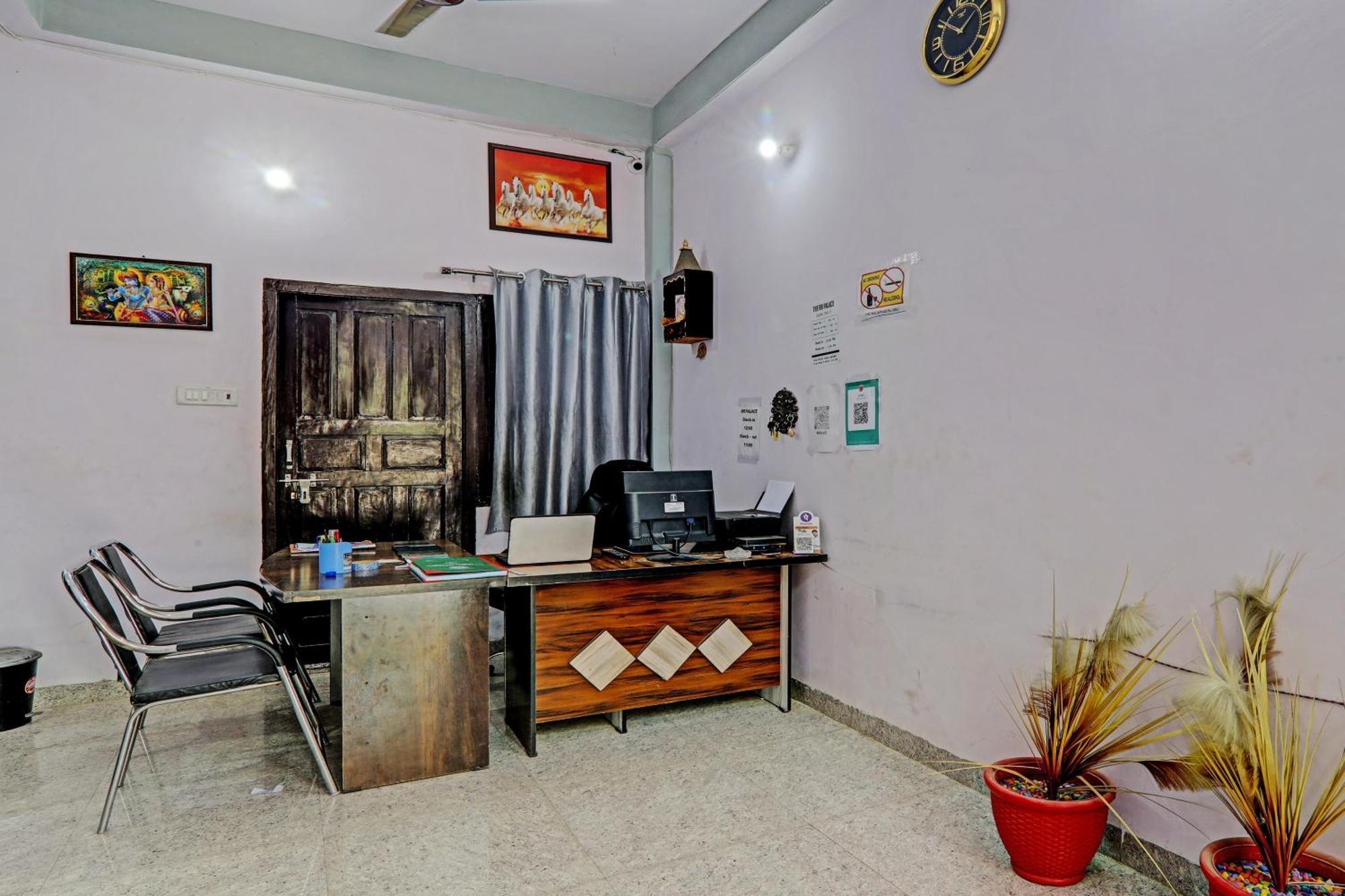 Oyo Hotel Crown Lakhnaú Exteriér fotografie