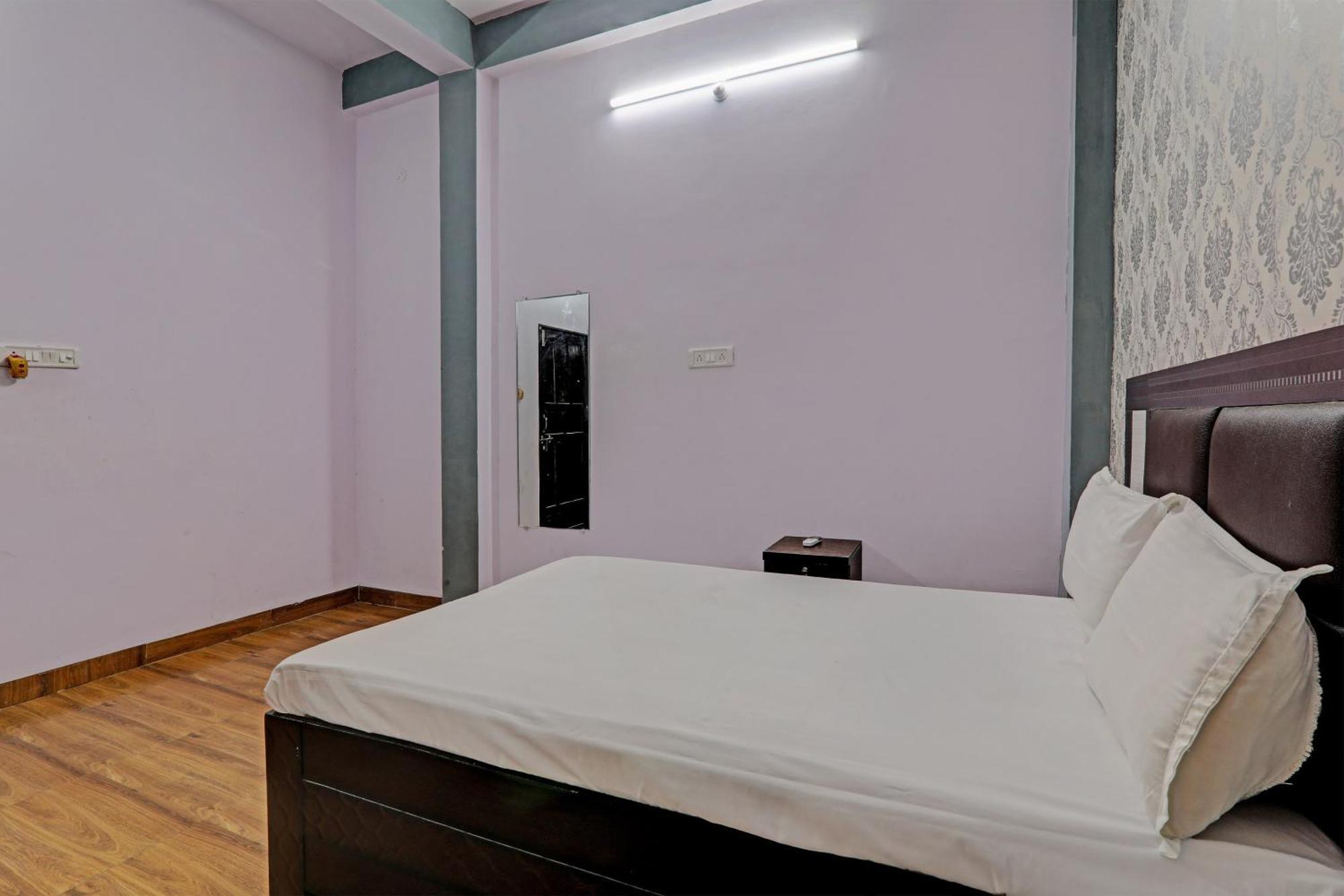 Oyo Hotel Crown Lakhnaú Exteriér fotografie