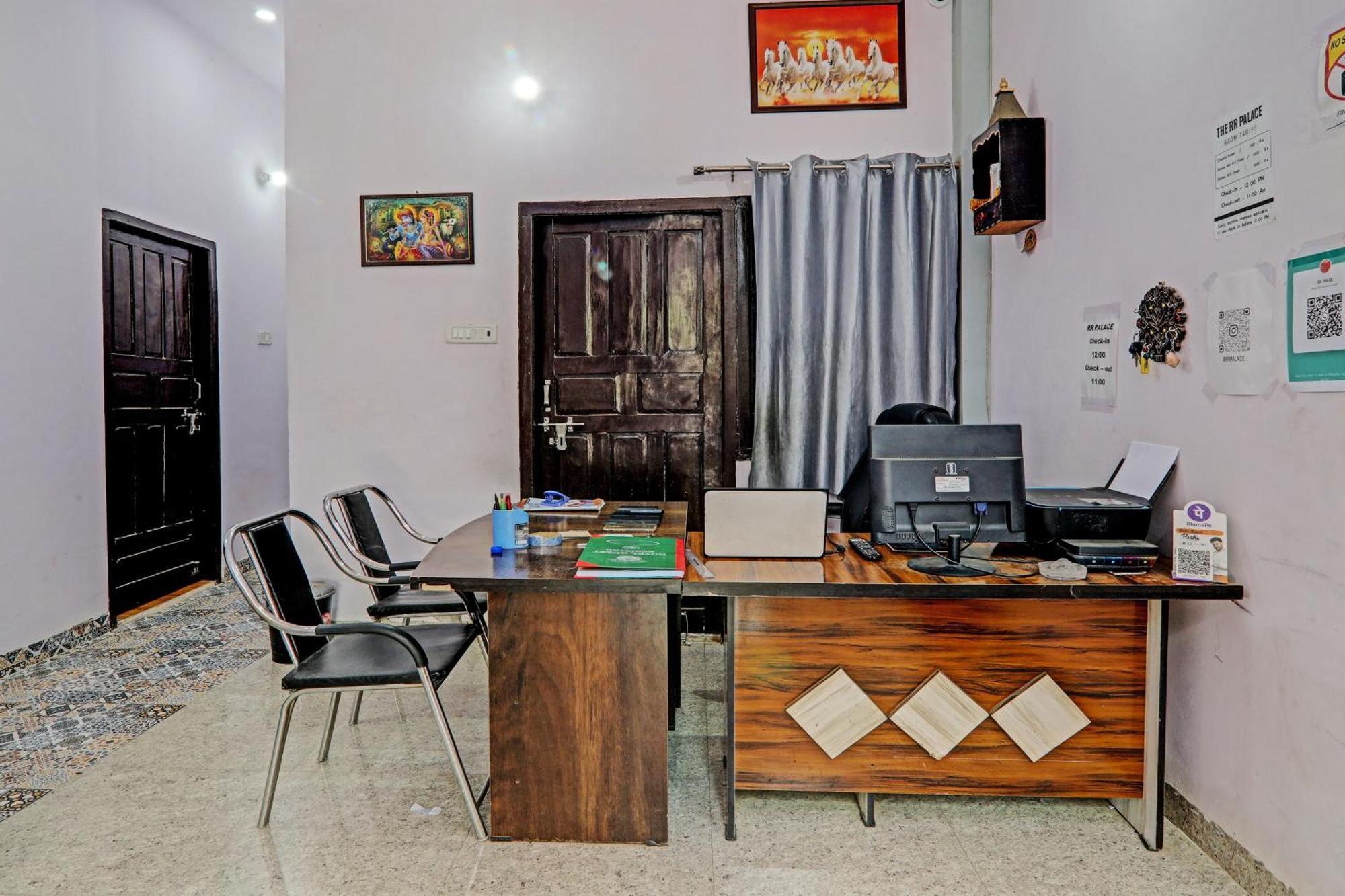 Oyo Hotel Crown Lakhnaú Exteriér fotografie